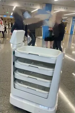 서랍형 트레이를 단 배송 로봇