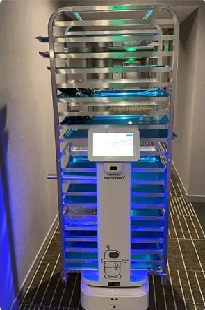 여러 단 트레이 랙을 실은 배송 로봇