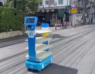 야외 도로를 지나는 파란 배송 로봇