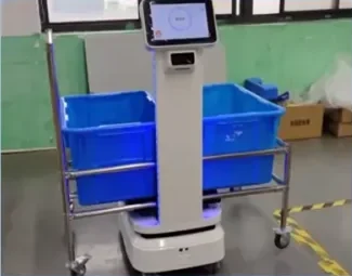 파란 상자를 실은 카트를 옮기는 로봇