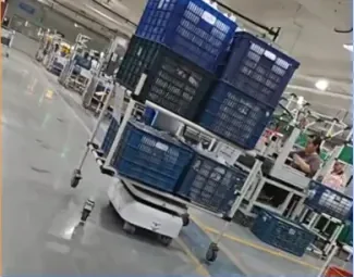 기울어진 각도로 찍힌, 상자를 쌓은 카트와 로봇
