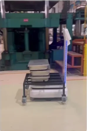 스테인리스 트레이를 쌓은 선반 아래에 로봇이 들어간 모습