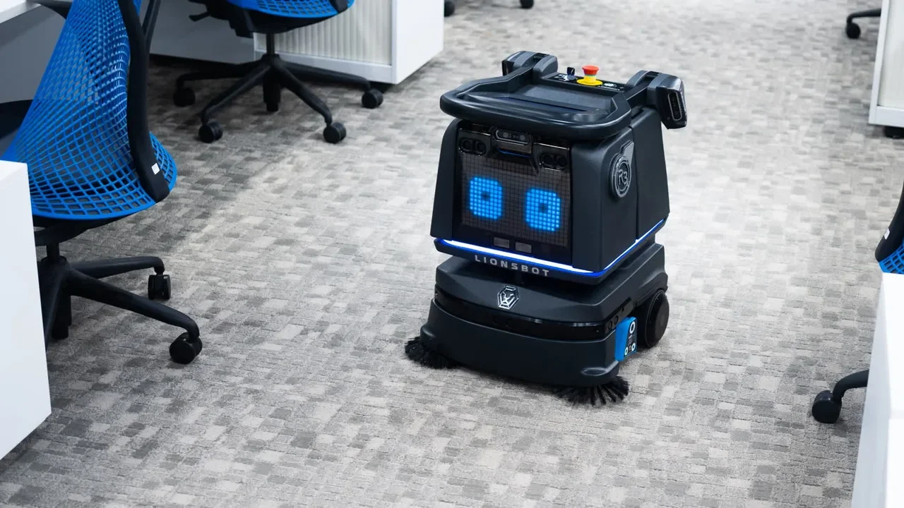 LionsBot R3 Vac가 사무실 카펫을 청소하는 모습